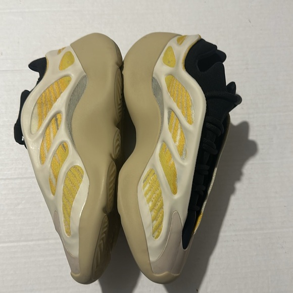 Adidas Yeezy700 V3 Safflower - Picture 2 of 9